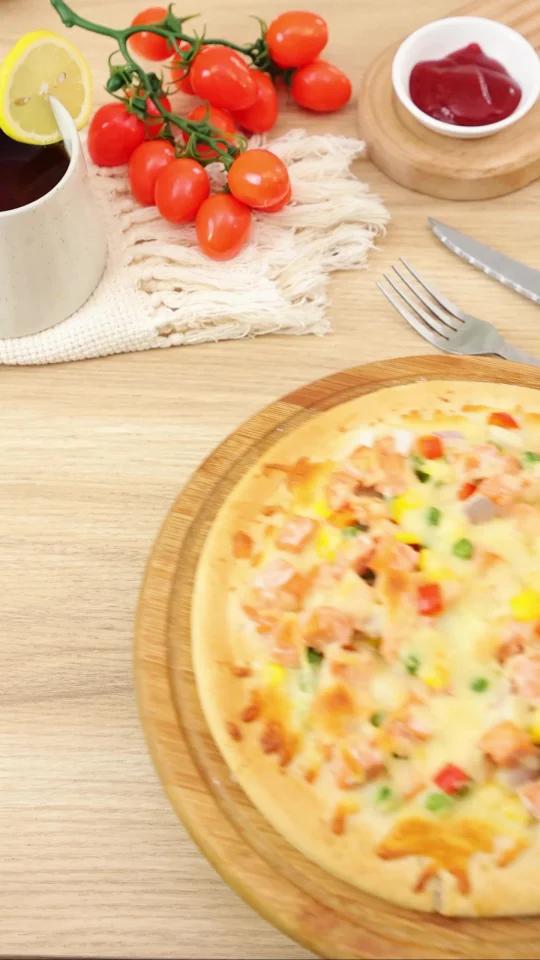 谁懂啊！把深海搬进披萨盘也太绝了！ 三文鱼铺得像粉色云朵，鳕鱼碎藏在芝士里爆汁，烤箱叮完满