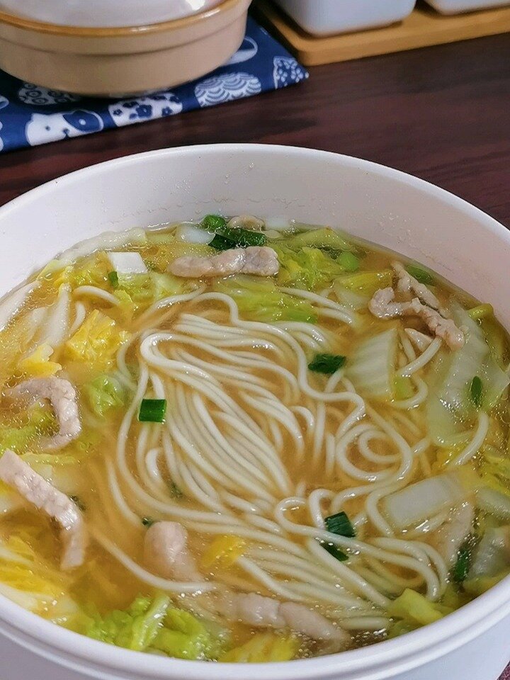 一碗简单美味的白菜肉丝面