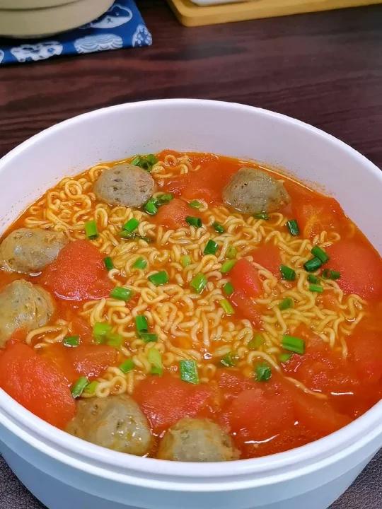 番茄牛肉丸浓汤面夏天就要酸甜开胃!
