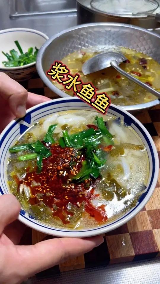 西北地区,一到夏天就喜欢吃浆水面浆水鱼鱼,酸爽又好吃