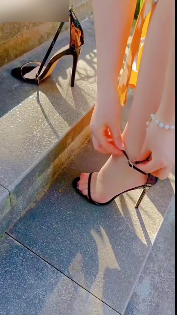 一字带凉高跟鞋