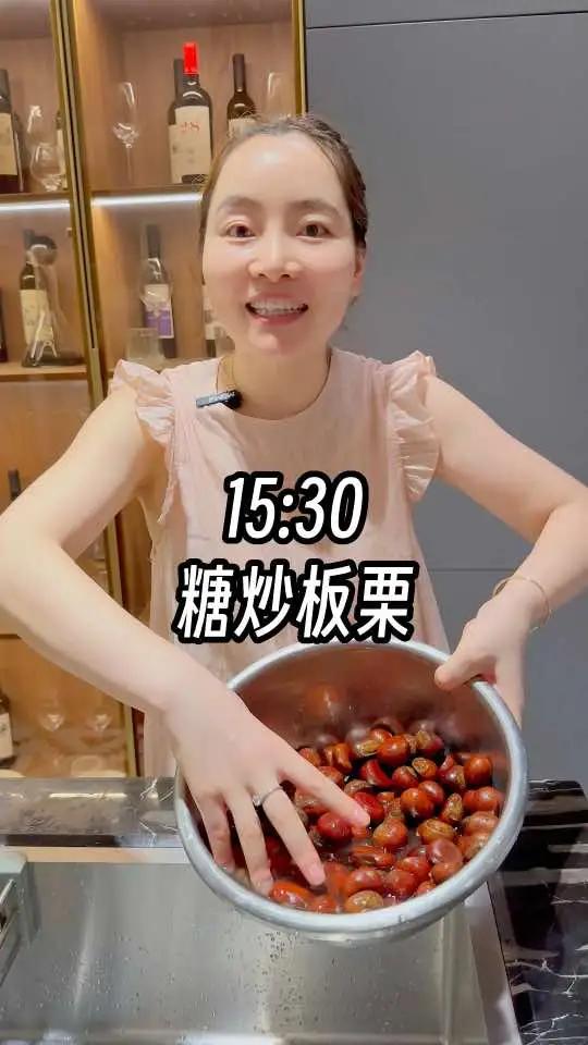 今天我买了些板栗,毛虫贴心的给我爸做了香喷喷的糖炒板栗,我爸还跑去买了奶茶,吃得津津有味 