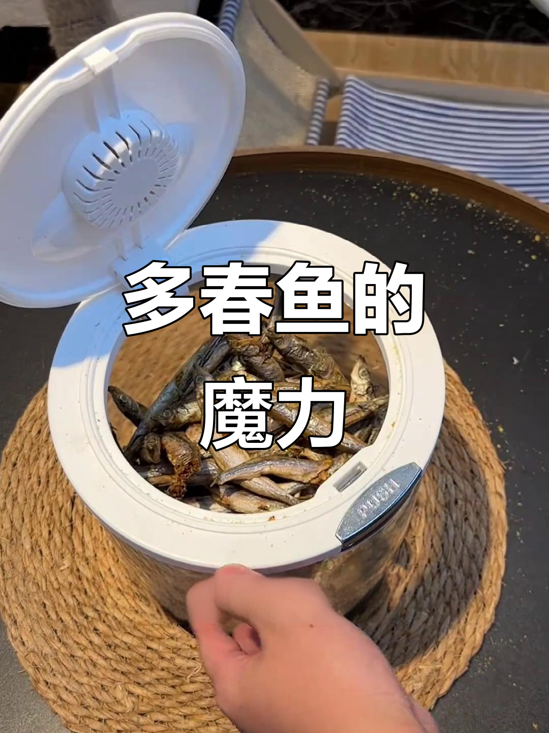 猫咪吃多春鱼,增肥又美毛,爱吃得停不下来!