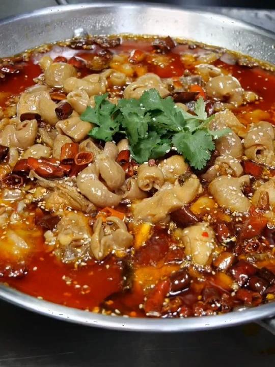 正宗重庆特色肥肠鸡制作,先吃后涮,是近年来非常流行的菜式,操作不复杂,一个菜撑起一家店,每