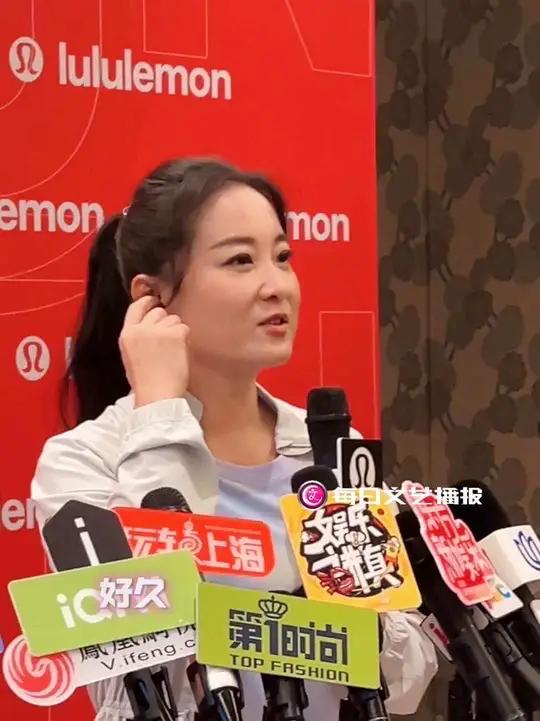 8有2日,贾玲亮相上海品牌活动,活力四射的贾玲一进门就发出感叹:好久没见过这么多摄影机了!