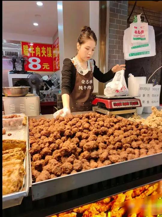 秋日西安北广济街安志恒腊牛羊肉店推出优惠活动,腊牛肉夹馍7.9元,腊牛肉一斤56元,牛肉丸