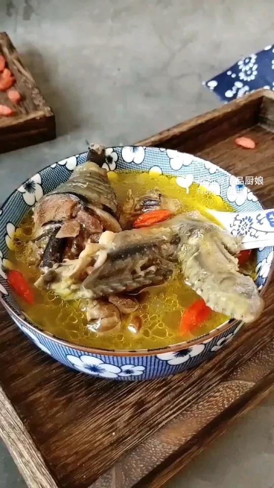 今天煲了一锅笨鸡汤～鸡骨头是黑色的!大家能帮忙看看是什么品种的么?今天赶集买了一只黑色的笨