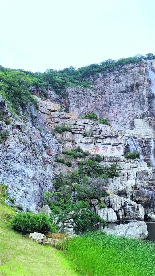 不是贵州！南京也有大瀑布～不是贵州！南京也有大瀑布～地点：江宁汤山矿坑公园 门票：免费开放