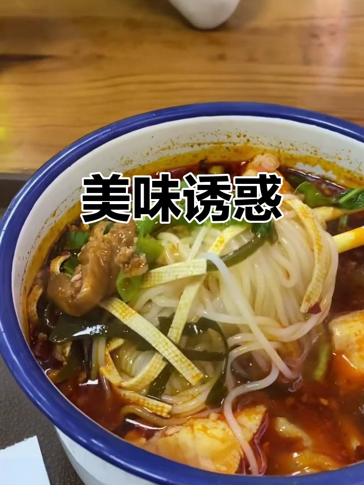 刚出炉的馍夹卤蛋,搭配肥肠米线,真是无法抗拒的美味!