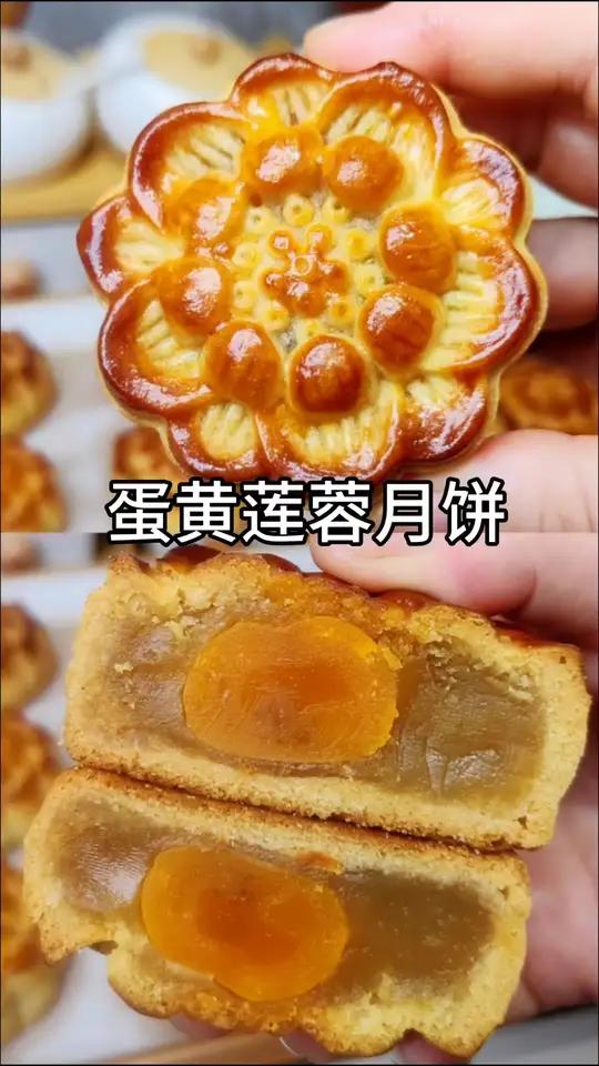 经典的广式蛋黄莲蓉月饼,只要你掌握了比例和方法,真的很简单,纹路清晰不开裂不塌陷,软糯香甜