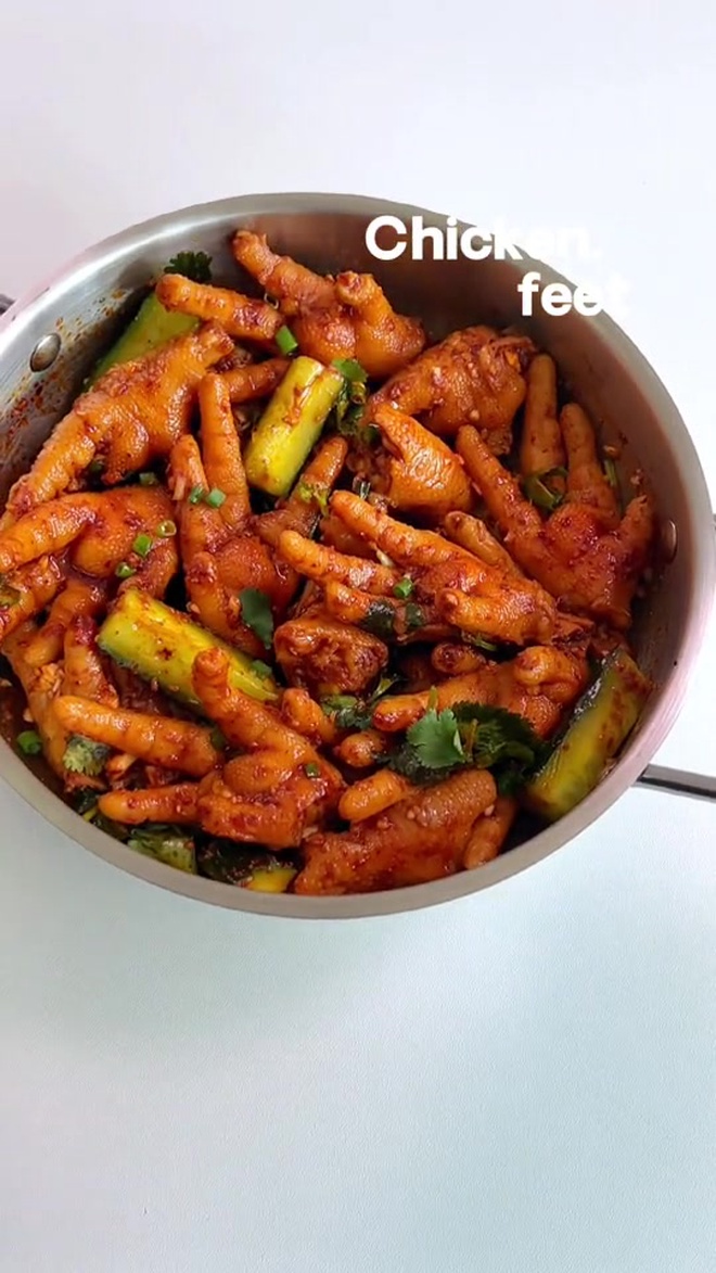 香辣卤鸡爪,没事时来上一盘,香辣劲道,啃起来～