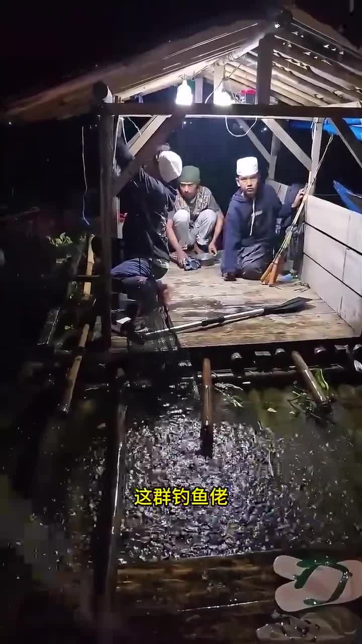 风雨无阻!实拍钓鱼发烧友水上小屋夜钓全记录
