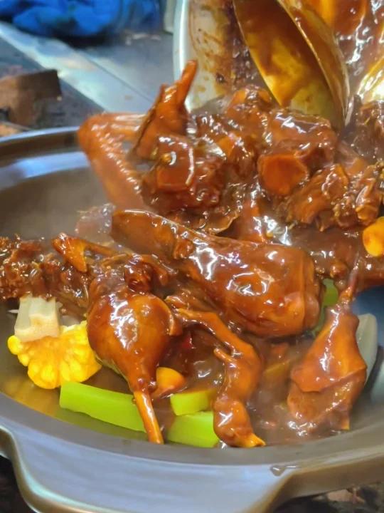 武汉爆火的黑鸭煲竟然长这样