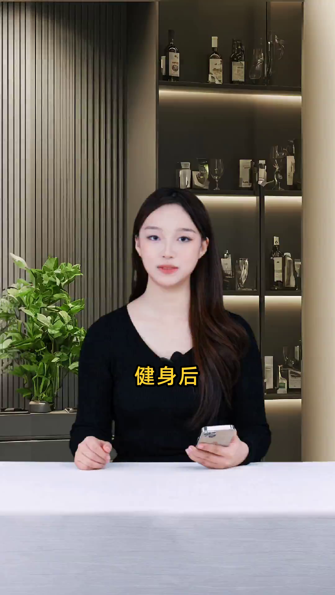 健身室内锻炼后，肌肉因运动而膨胀，逐渐吸收营养变大