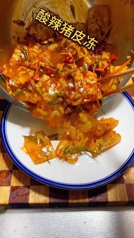 年夜饭餐桌上,少不了这道下酒,酸辣猪皮冻,简单又方便还好吃