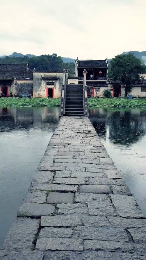 好治愈!水墨江南,白墙黛瓦,这里是画家纸上的徽派村落,诗人笔下的画里乡村!晚安,团子们~ 