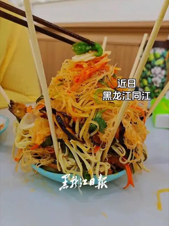 当建筑系学霸遇上东北凉拌菜,空盘秒变3D版满汉全席,网友:菜单升级有灵感了!(来源:黑龙江