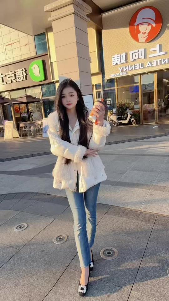 街拍:一杯奶茶带来的快乐