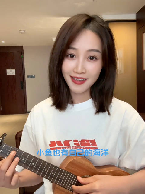 《这条小鱼在乎》  作词/作曲:王OK 原唱:王OK/洪佩瑜  当潮水退去,有不少小鱼在沙