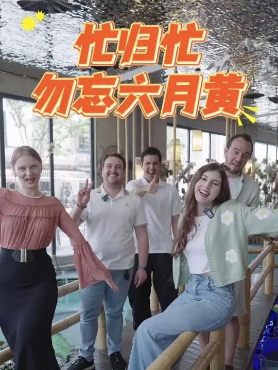 忙归忙,勿忘六月黄!六月的阳澄湖半岛旅游度假区内,湖畔的芦苇荡拂着霞光,蜕壳的大闸蟹正是鲜