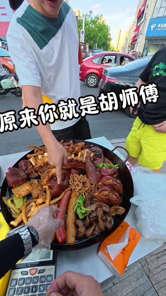 90后小伙在县城摆摊卖卤味