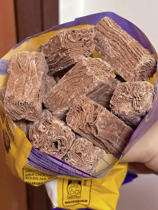 罗森随手拿的巧克力后悔没多拿几袋