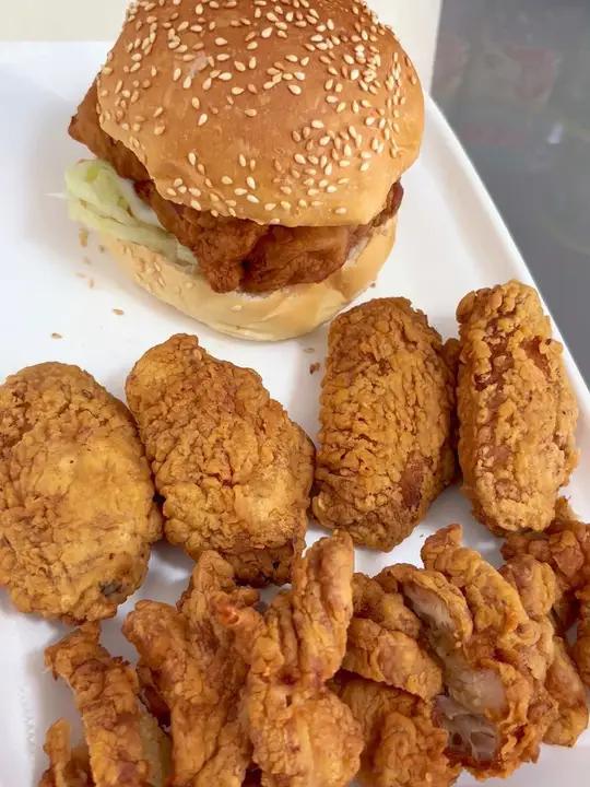 自己在家用鸡腿肉做的炸鸡排,做成鸡腿堡味道一点也不输肯爷爷
