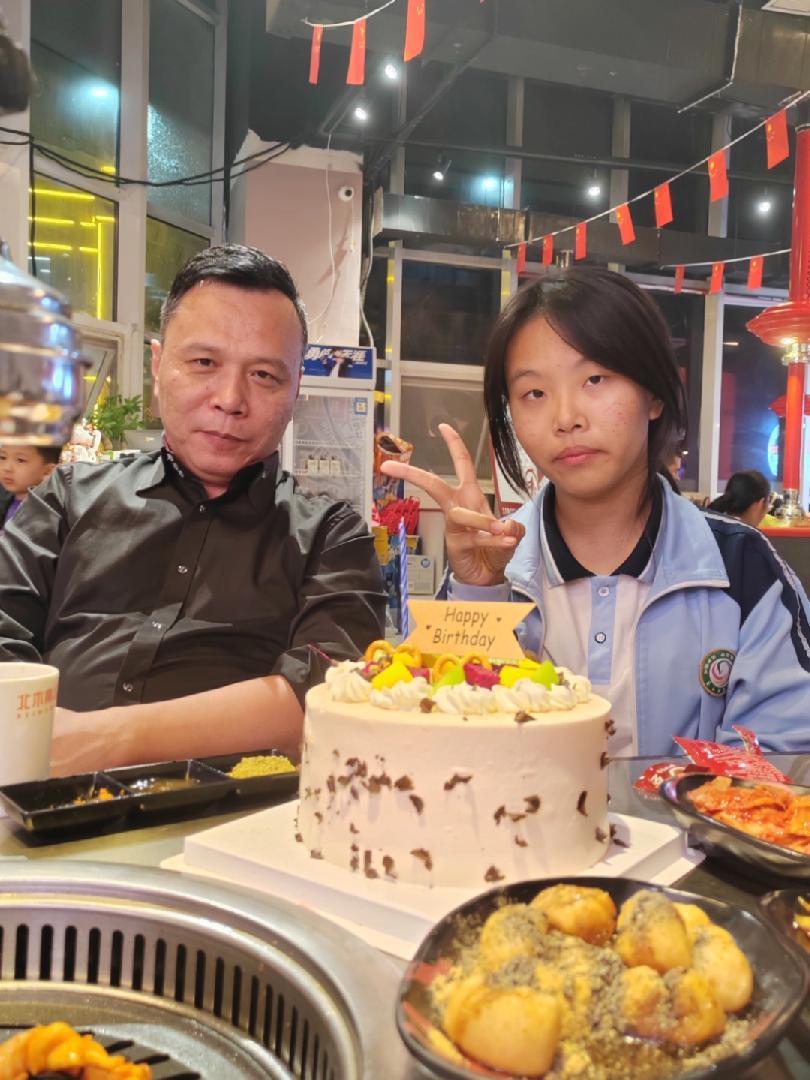 生日快乐!生日 蛋糕 女儿是爸的小棉袄 最简单的生日也能最难忘 陪你长大