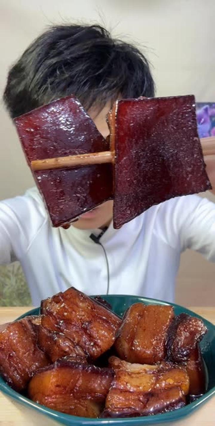 分享红烧肉配馒头的美食体验