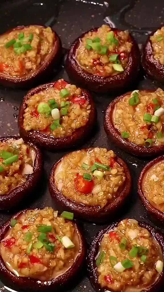 美食「美食天天见「嘻嘻」「嘻嘻」」蒜蓉香菇做法,香菇最过瘾的吃法,简单零失败的菜谱～via