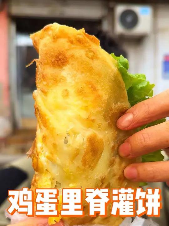 学校对面老两口做的鸡蛋灌饼,大家竟然都是奔他家的手工里脊来的