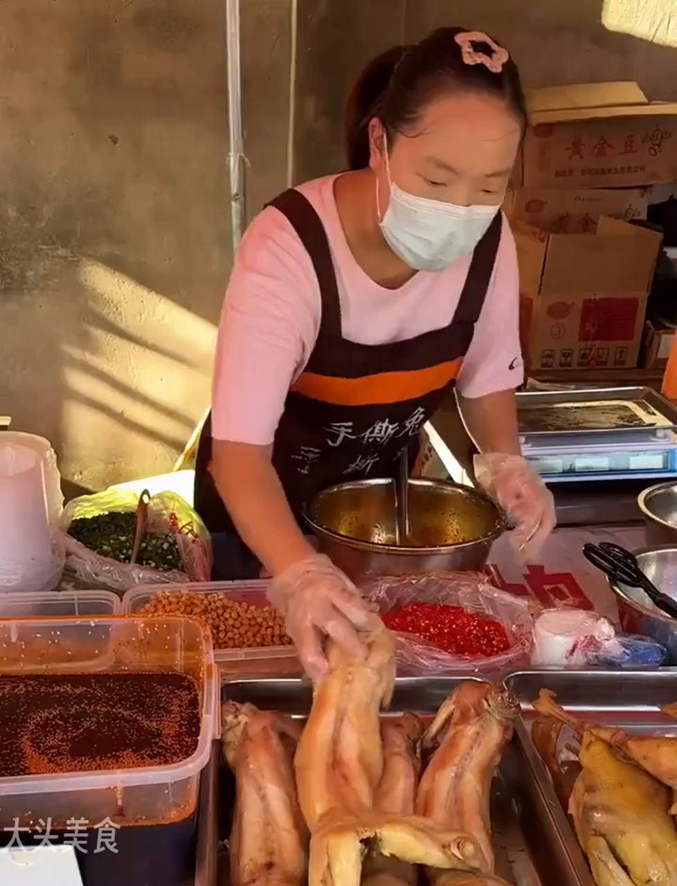 重庆街头小吃，手撕兔肉凉拌超好吃！