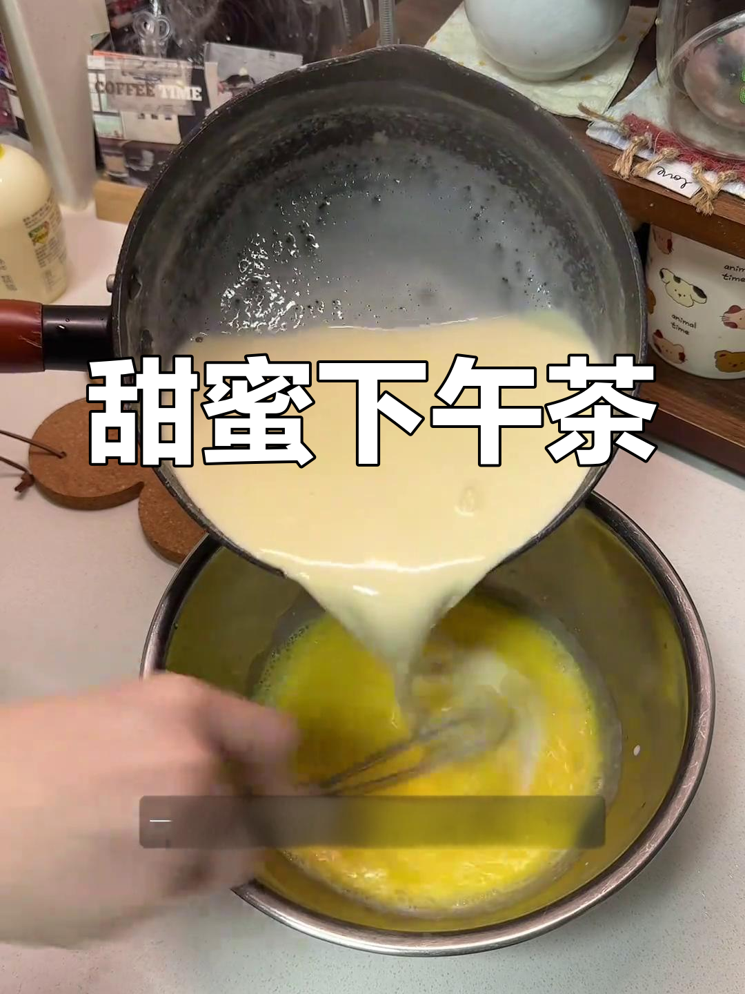 今日甜品:草莓布丁、巧克力蛋糕卷,焦糖味浓郁