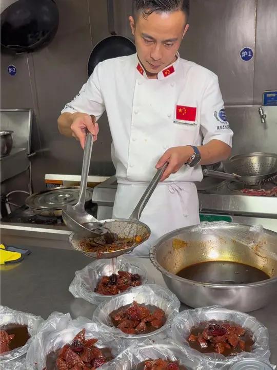 汁比例:福泉烧汁600克,保威尔牛肉汁 250 克,旧装蚝油 300克,味达美生抽200克