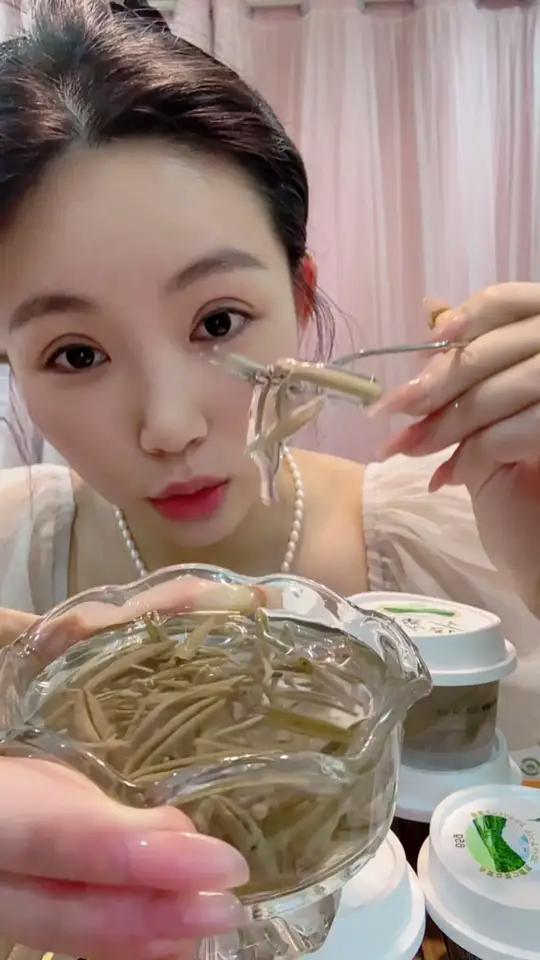 莼鲈之思的莼!你们吃过吗?夏天到了,就喜欢吃干干净净的东西!莼菜好吃到停不下来吃瘦不饿瘦夏