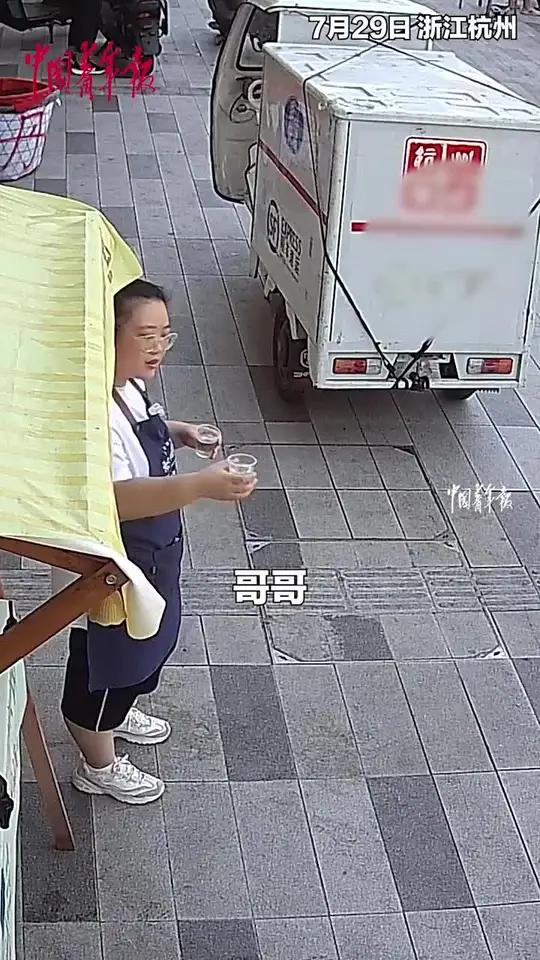 男子路边被送凉茶后,进店发现这里由一群自闭症患儿经营的奶茶店,果断买了20杯奶茶送给陌生人