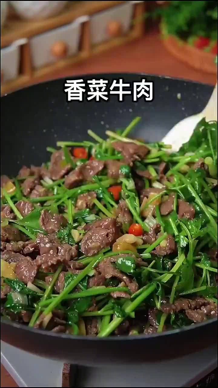 小封找美食 超级下饭的香菜炒牛肉,做法简单,肉质滑嫩,又辣又香~