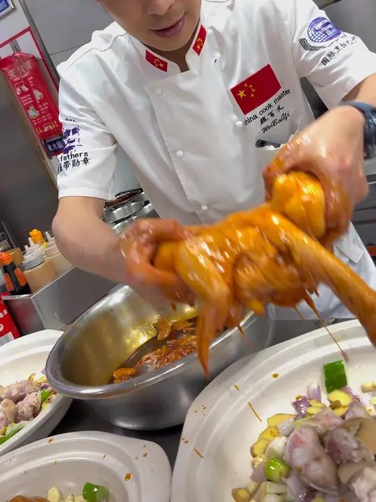 (花雕神仙鸡)花雕酱汁比例:花雕黄酒1200克、海天生抽90克,柱候酱18克、冰糖21克、