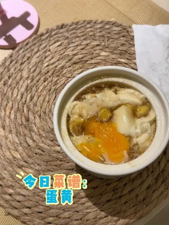 小猫咪今日菜谱：蛋黄 o(^▽^)o#萌宠出道计划 #一张照片证明你养的宠物很好 #我的萌