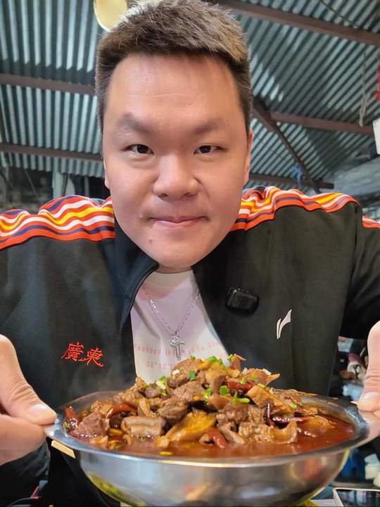 武汉巷子里百元牛肉牛杂火锅，越煮越香！