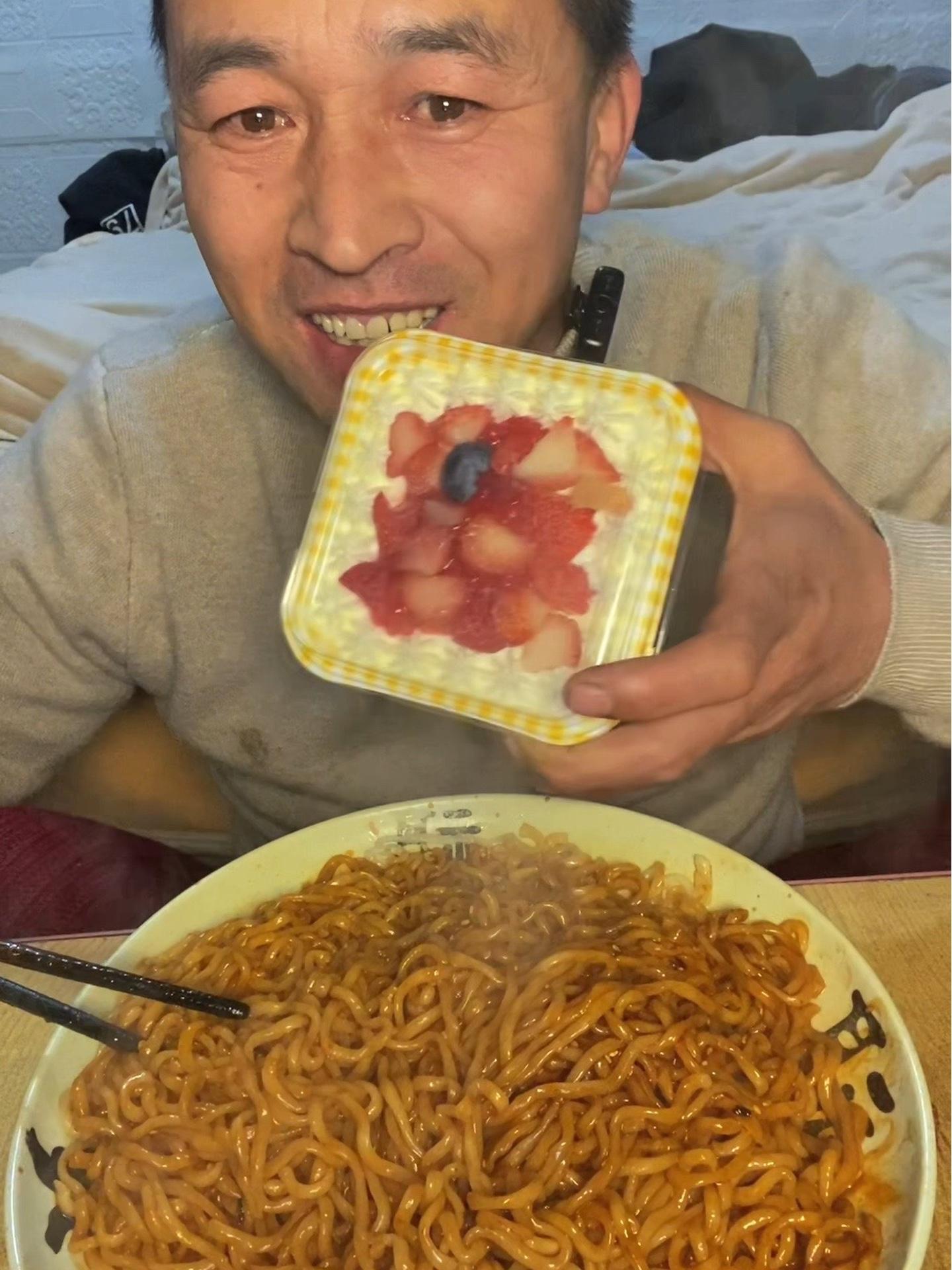 两包三养火鸡面,一个超级无敌小可爱 从来没吃过这么好吃的东西 吃货的世界唯有美食不可辜负 