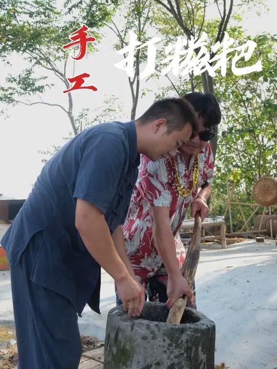 湖北传统手工打糍粑,有没有人知道打糍粑的那两个工具叫什么?农村生活 农村美食 新农人计划2