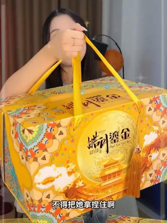 吃货必备 好吃的糕点品牌盘点 烘焙 月饼 月饼礼盒 这么精致的月饼礼盒,谁能拒绝啊!每个口