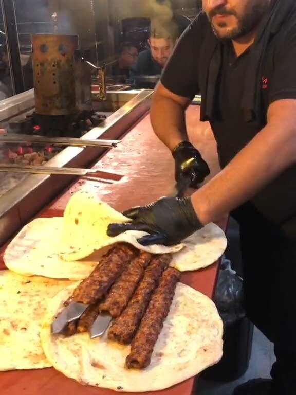 阿拉伯大肉串卷饼,真香啊,嗝～嗝～嗝～