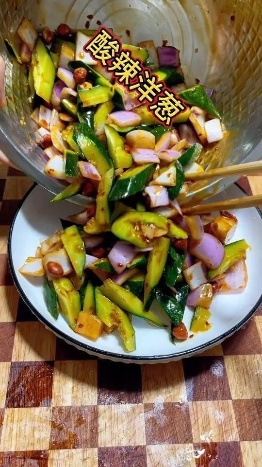 天气越来越热,就适合吃凉拌菜,洋葱拌黄瓜,酸辣好吃清脆爽口