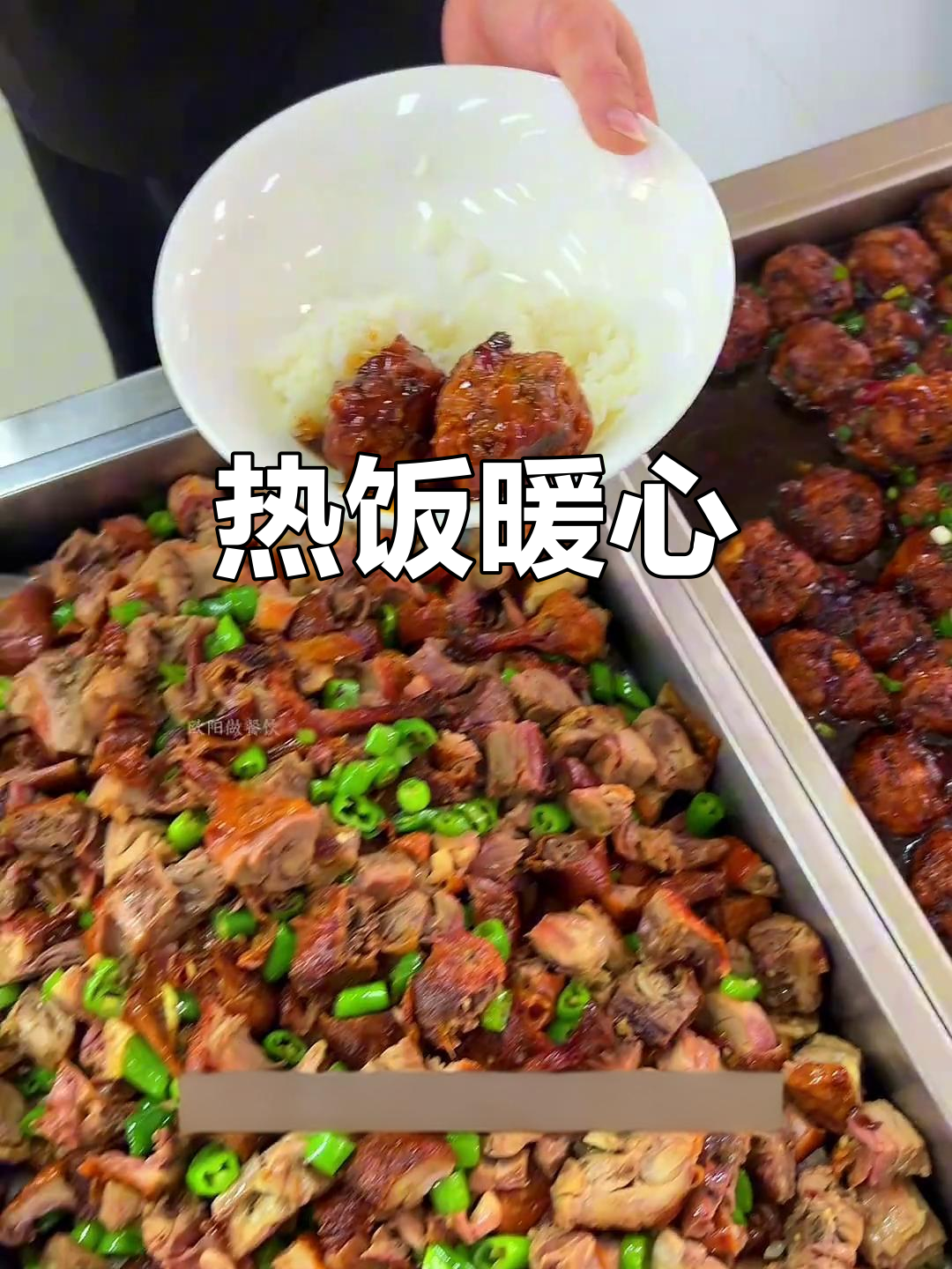 工厂食堂虽不豪华,但饭菜热腾,保证员工吃饱吃好