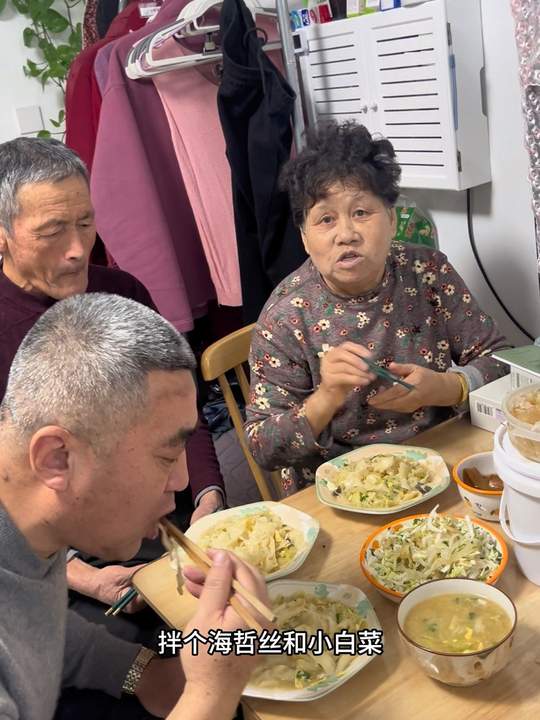 过年必备，海蜇丝拌白菜心，好吃到停不下来