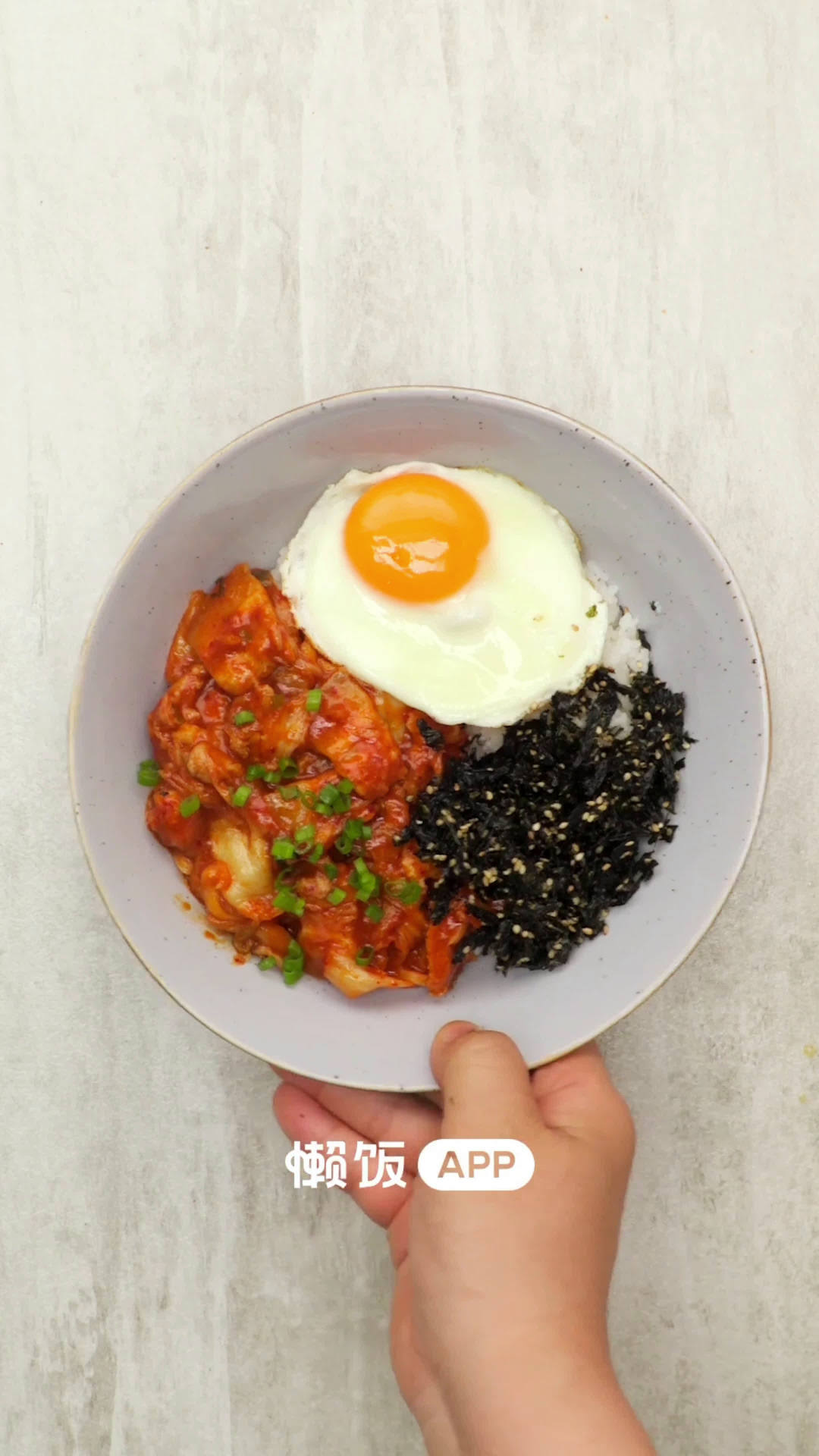 最爱聊美食「辣白菜五花肉拌饭」五花肉焦香四溢,辣白菜酸甜解腻,配上流心煎蛋,拌在一起,好吃