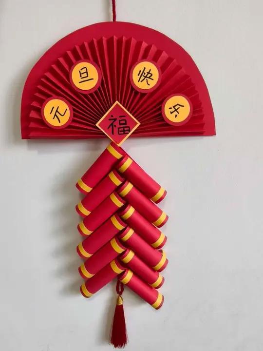 孩子的手工也可以挂起来当装饰品了。元旦节让孩子亲手做个挂件挂在墙上多喜庆!亲子手工手工di
