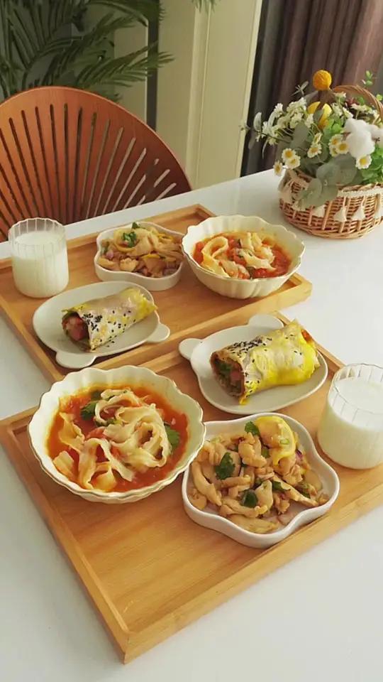 优优的早餐,煎饼果子,番茄面,柠檬鸡肉